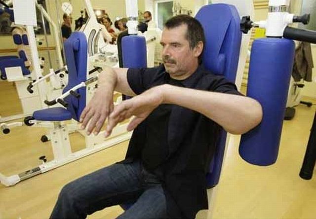 Dünyadaki ilk tam çift kol nakli