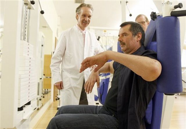 Dünyadaki ilk tam çift kol nakli