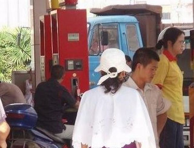 How in China they put gas in the scooters (4 pics)
