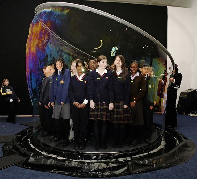 The biggest soap bubbles in the world (13 pics)