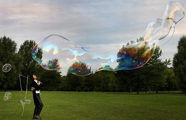 The biggest soap bubbles in the world (13 pics)