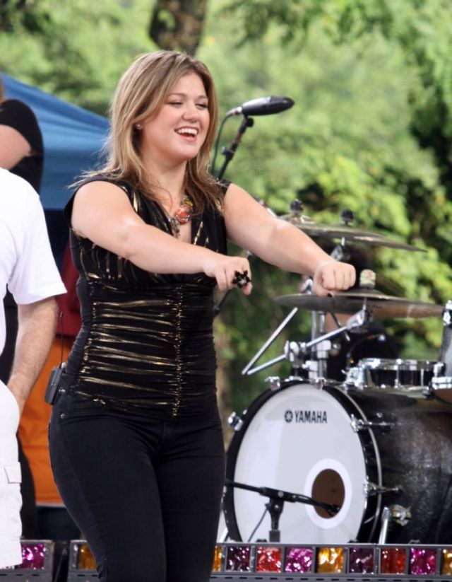 Kelly Clarkson got fat  (11 pics)