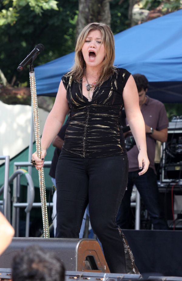 Kelly Clarkson got fat  (11 pics)