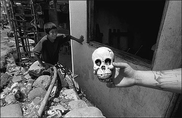 Beautiful black and white photographs of youth involved in gangs by Donna De Cesare (27 pics)