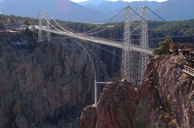 The highest places for bungee jumping (10 pics)