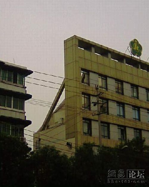Weird building (5 pics)