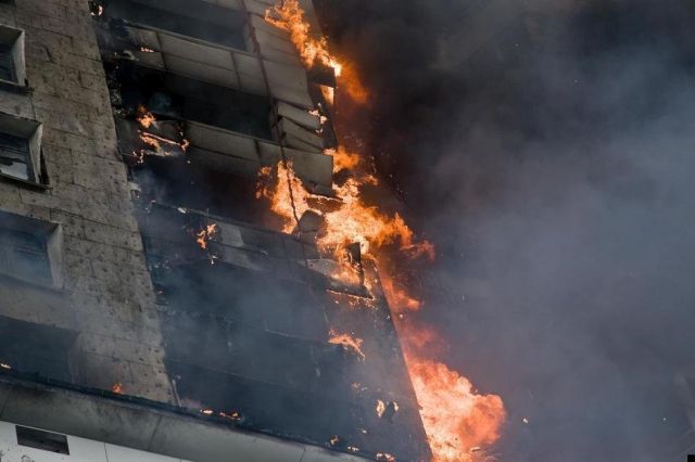 Fire in a freshly constructed apartment building (24 pics)
