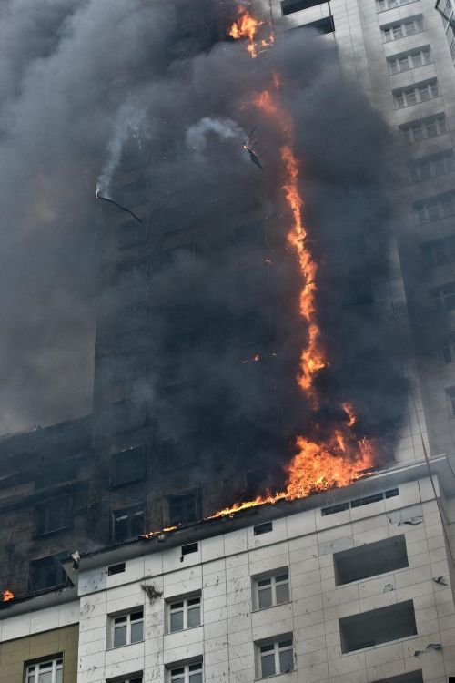 Fire in a freshly constructed apartment building (24 pics)
