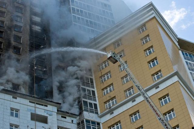Fire in a freshly constructed apartment building (24 pics)