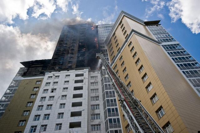 Fire in a freshly constructed apartment building (24 pics)