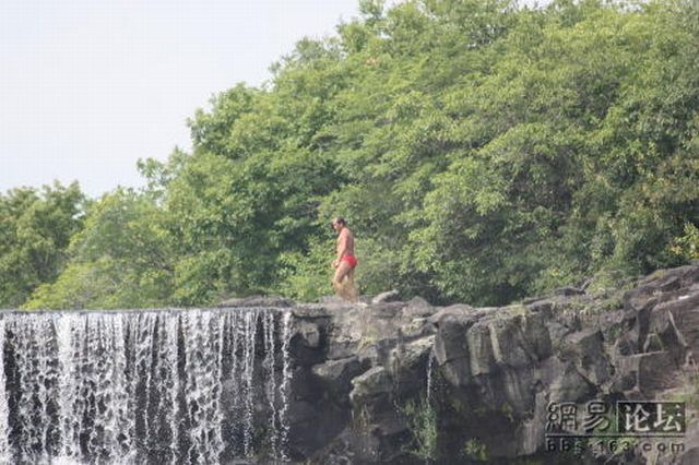 Jump from a waterfall (16 pics)