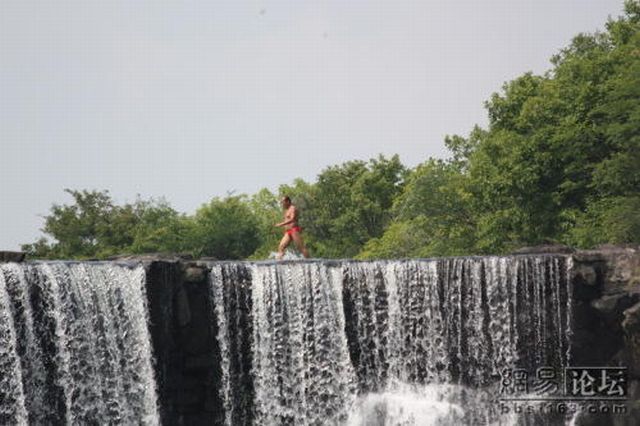Jump from a waterfall (16 pics)