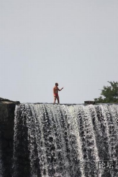 Jump from a waterfall (16 pics)