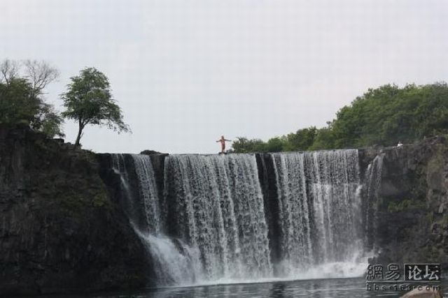 Jump from a waterfall (16 pics)