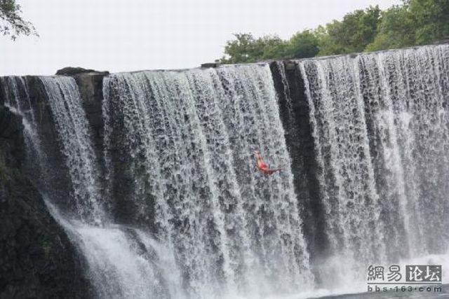 Jump from a waterfall (16 pics)