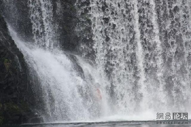 Jump from a waterfall (16 pics)