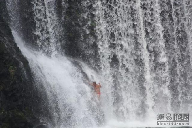 Jump from a waterfall (16 pics)
