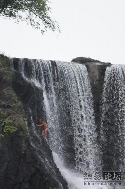 Jump from a waterfall (16 pics)