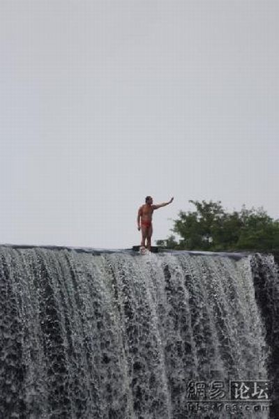 Jump from a waterfall (16 pics)