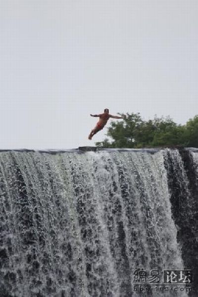 Jump from a waterfall (16 pics)