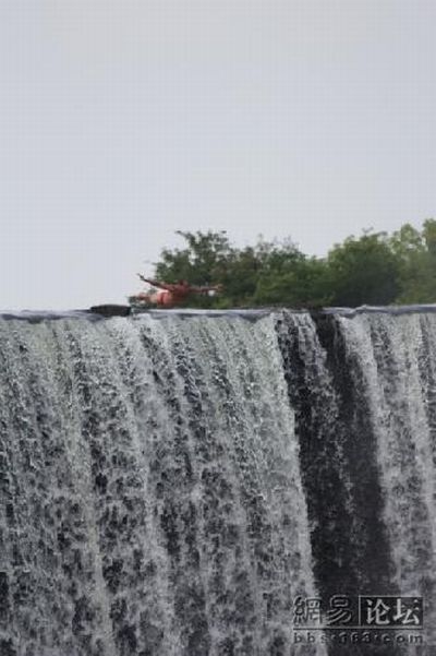 Jump from a waterfall (16 pics)