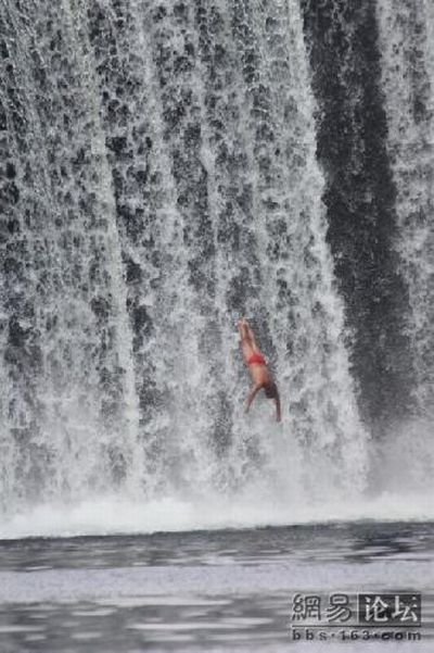 Jump from a waterfall (16 pics)
