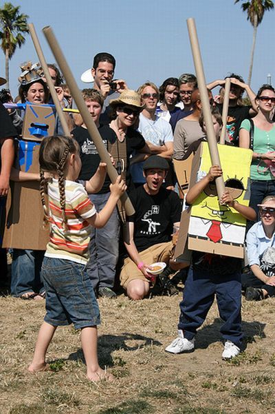 Cardboard Tube Fighting League (67 pics)