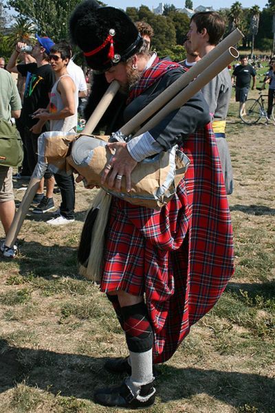 Cardboard Tube Fighting League (67 pics)