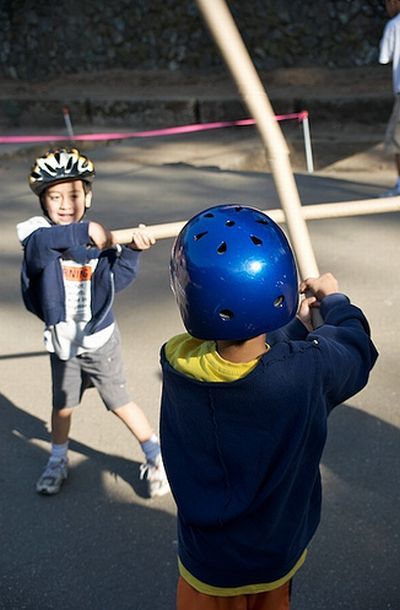 Cardboard Tube Fighting League (67 pics)