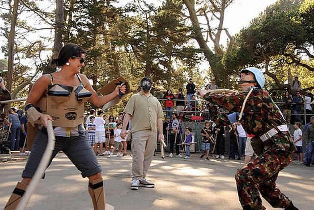 Cardboard Tube Fighting League (67 pics)