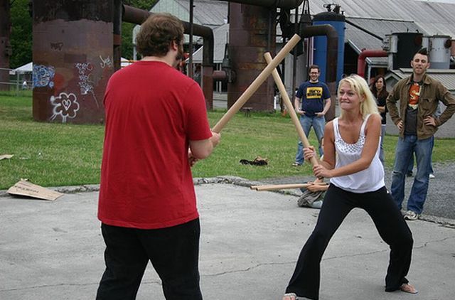 Cardboard Tube Fighting League (67 pics)