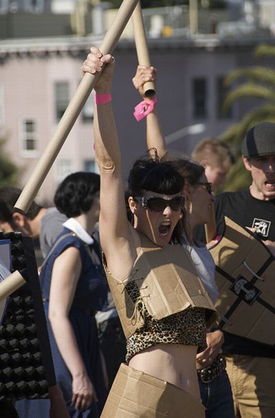 Cardboard Tube Fighting League (67 pics)