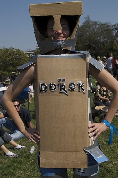 Cardboard Tube Fighting League (67 pics)