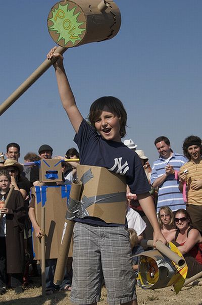 Cardboard Tube Fighting League (67 pics)