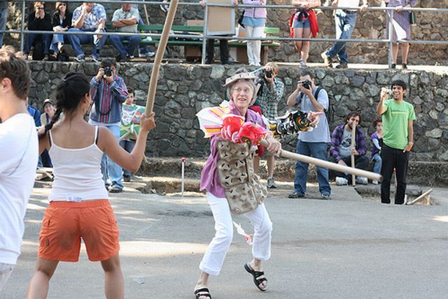 Cardboard Tube Fighting League (67 pics)
