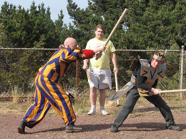 Cardboard Tube Fighting League (67 pics)