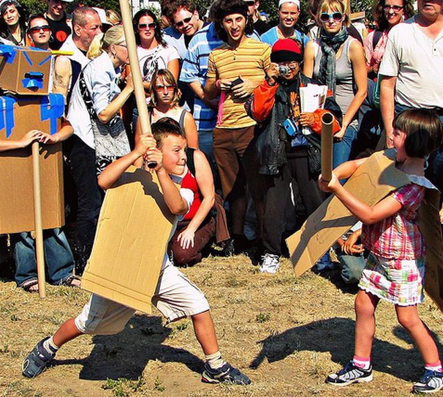 Cardboard Tube Fighting League (67 pics)