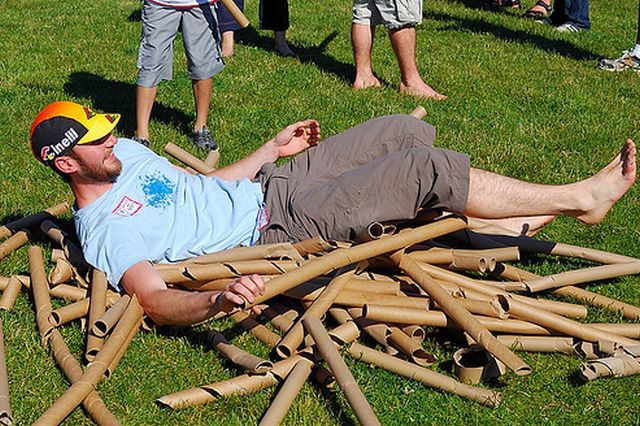 Cardboard Tube Fighting League (67 pics)