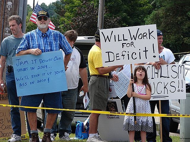 Teabaggers with signs (32 pics)
