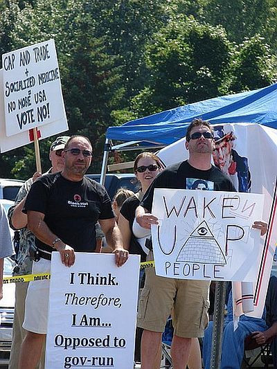 Teabaggers with signs (32 pics)
