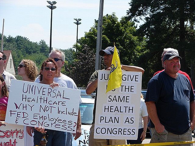 Teabaggers with signs (32 pics)