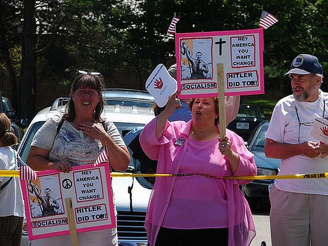 Teabaggers with signs (32 pics)