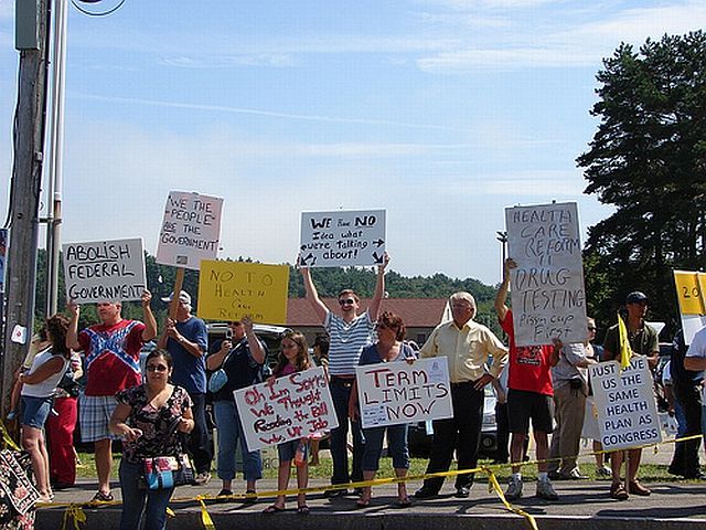 Teabaggers with signs (32 pics)