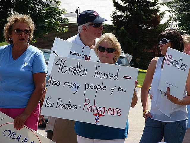 Teabaggers with signs (32 pics)