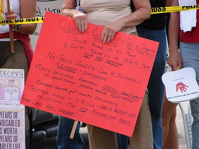 Teabaggers with signs (32 pics)