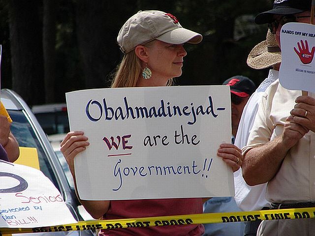Teabaggers with signs (32 pics)