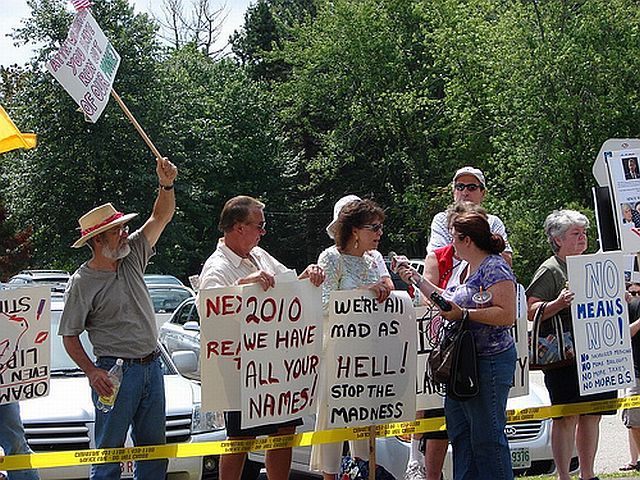 Teabaggers with signs (32 pics)