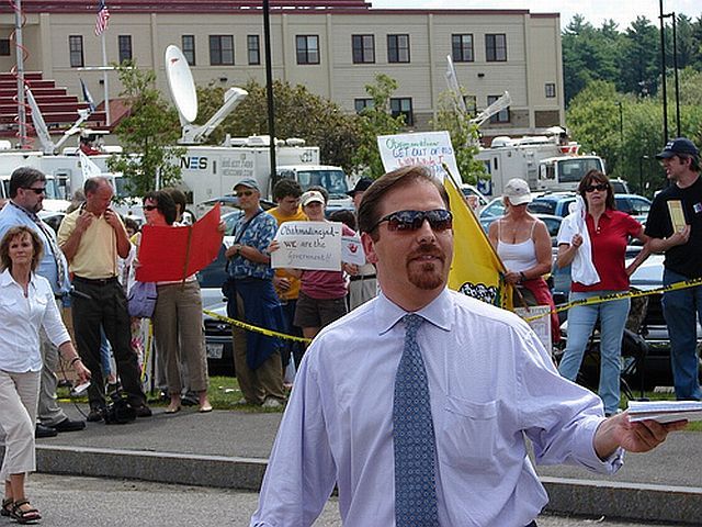 Teabaggers with signs (32 pics)