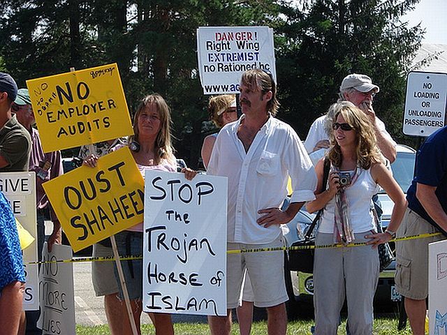 Teabaggers with signs (32 pics)