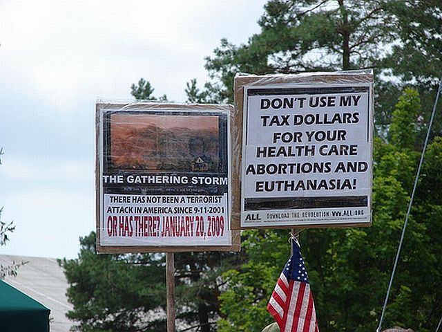 Teabaggers with signs (32 pics)